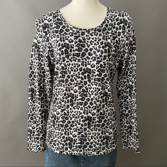 Ellen Tracy Leopard print long sleeved top. - Picture 2 of 5